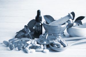 Verschiedene Sport-Supplements auf einem Tisch. Nahrungsergänzungsmittel wie Kreatin, Proteinpulver und Koffein stehen beispielhaft für wissenschaftlich untersuchte Ergänzungen in der Sporternährung.