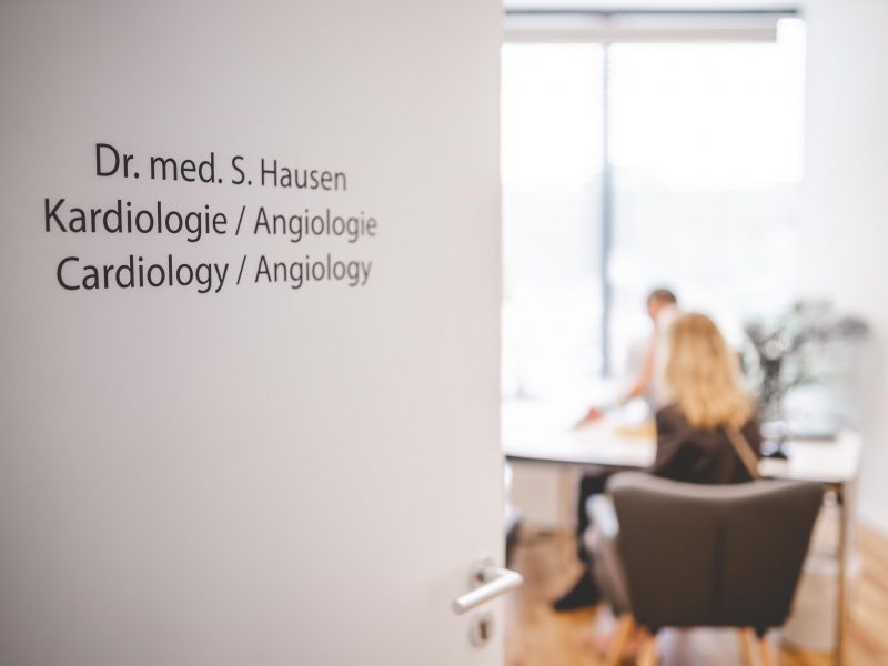 Besprechungszimmer-in-der-Praxis-fuer-Kardiologie-und-Angiolgie-in-Bonn-scaled-aspect-ratio-4-3