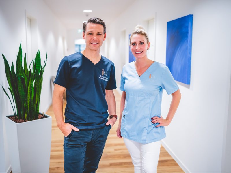 Dr.-Sven-Hausen-und-Praxismanagerin-Daniela-Abeln-scaled-aspect-ratio-4-3