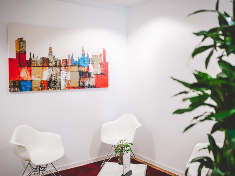 Wartebereich-der-Praxis-von-Dr.-Sven-Hausen-scaled-aspect-ratio-4-3